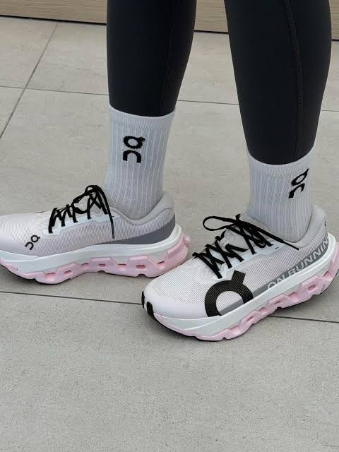 On cloud monster 3 pink