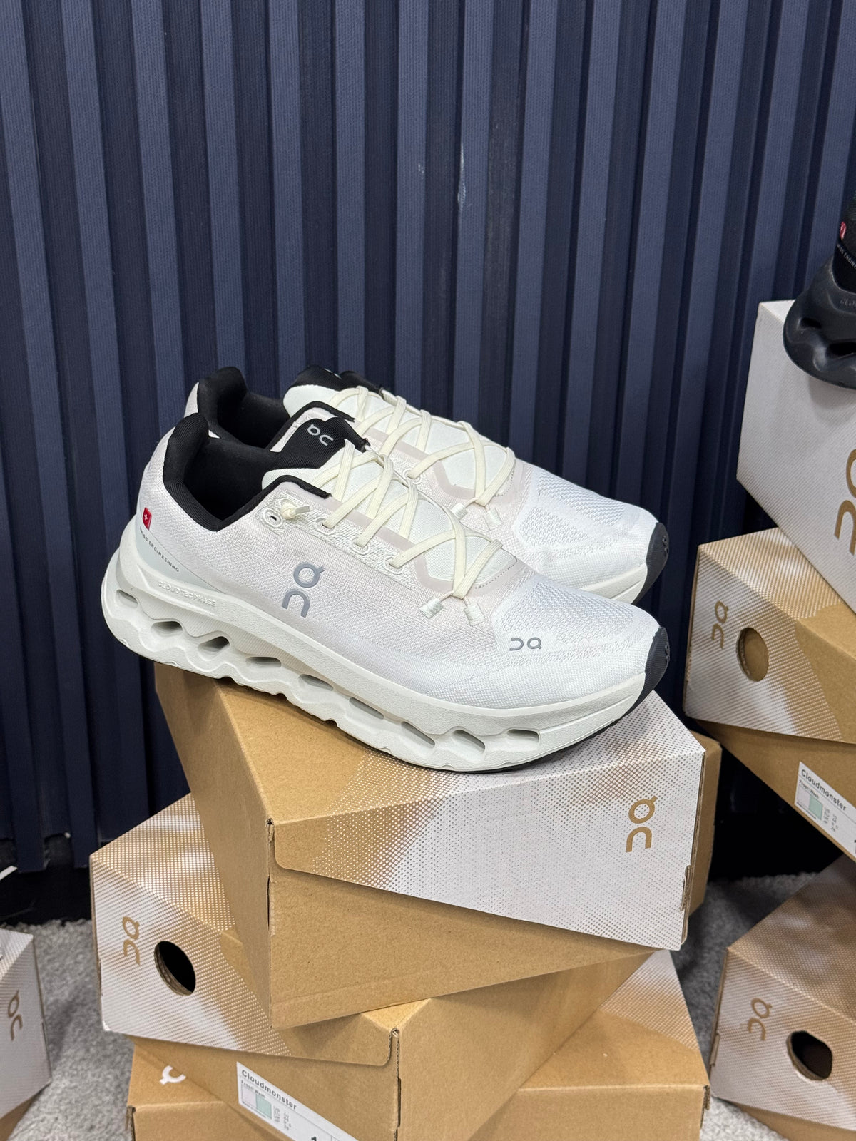ON CLOUD BEIGE BLACK