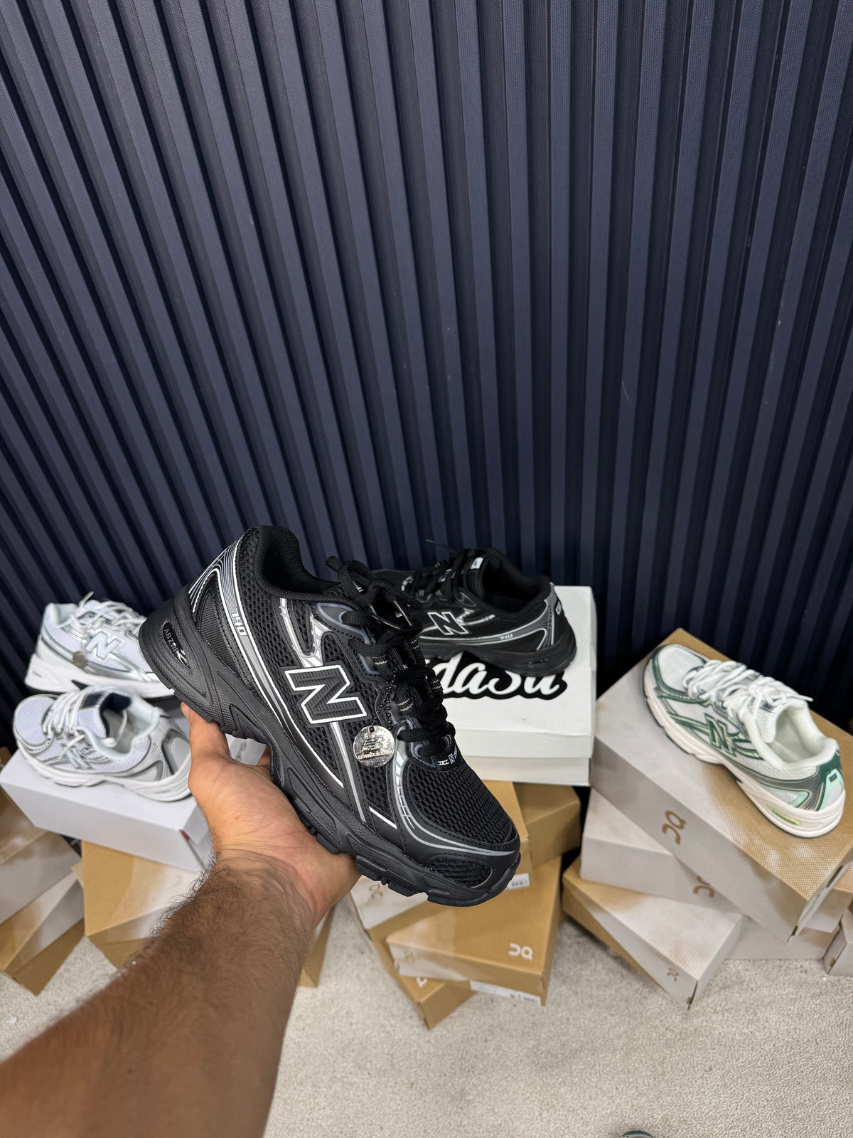 NEW BALANCE BLACK 740
